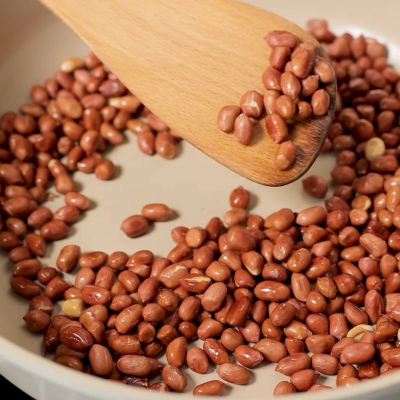 Bước 1 Rang đậu phộng giòn lâu lạc rang mặn ngọt