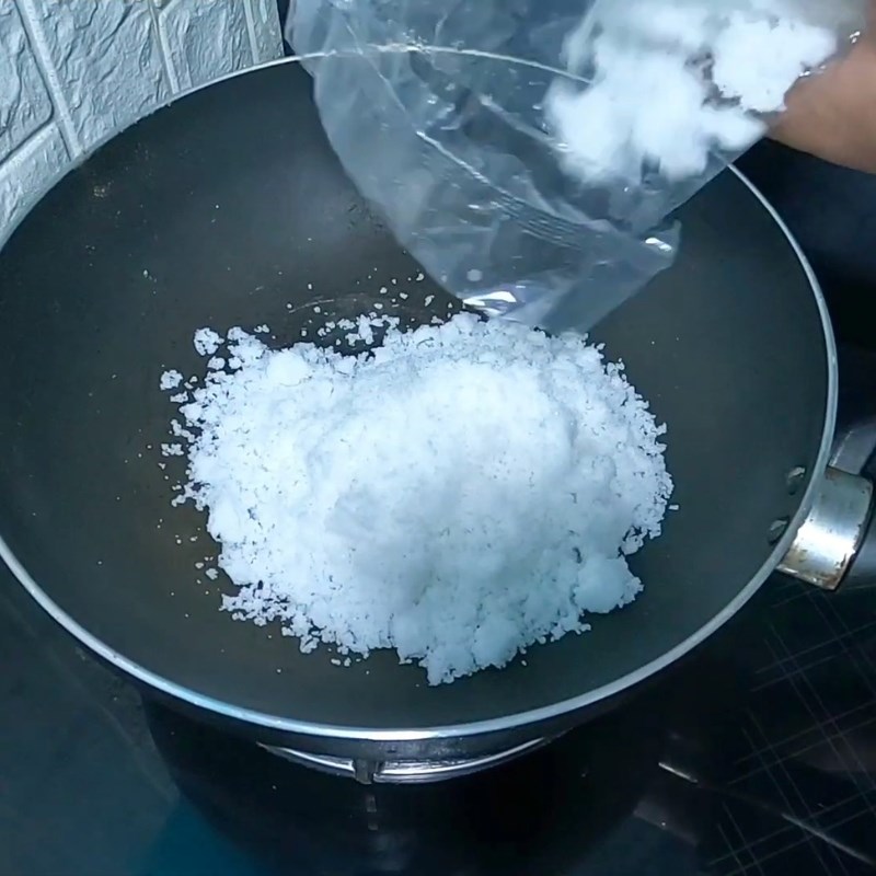 Bước 2 Rang muối khô ráo Muối tiêu ngon