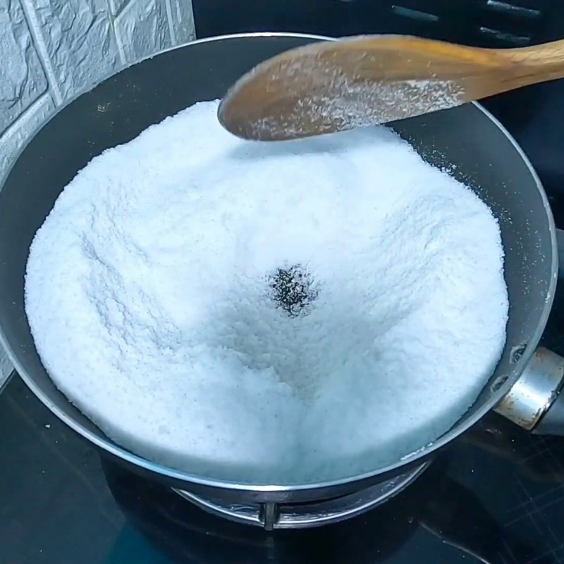 Bước 2 Rang muối khô ráo Muối tiêu ngon