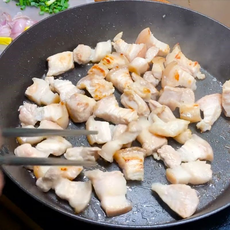 Bước 3 Rang thịt ba chỉ cháy cạnh thịt rang đậu