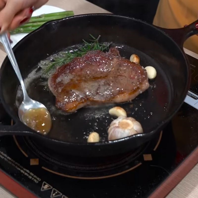 Bước 3 Rưới bơ tỏi và hương thảo Thịt bò beefsteak
