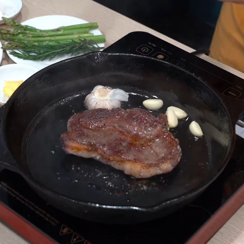 Bước 3 Rưới bơ tỏi và hương thảo Thịt bò beefsteak