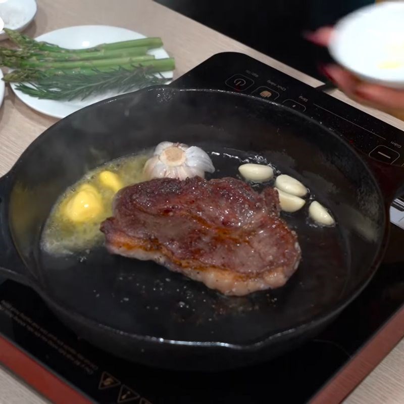 Bước 3 Rưới bơ tỏi và hương thảo Thịt bò beefsteak