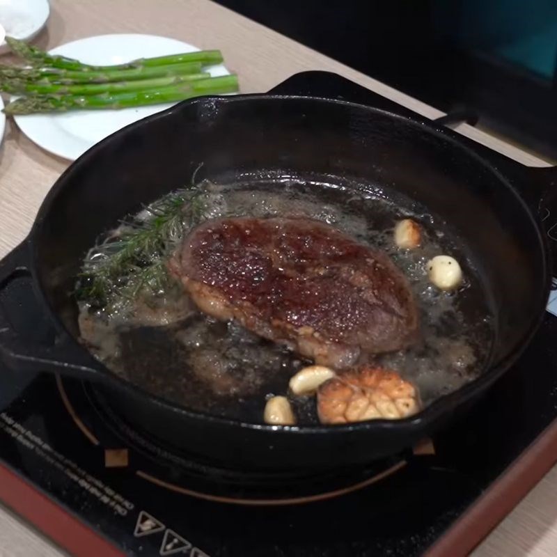 Bước 3 Rưới bơ tỏi và hương thảo Thịt bò beefsteak