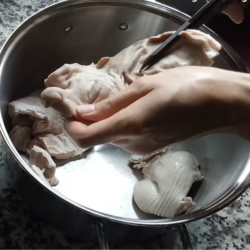 Bước 1 Sơ chế bao tử và thịt gà Bao tử hầm tiêu đen