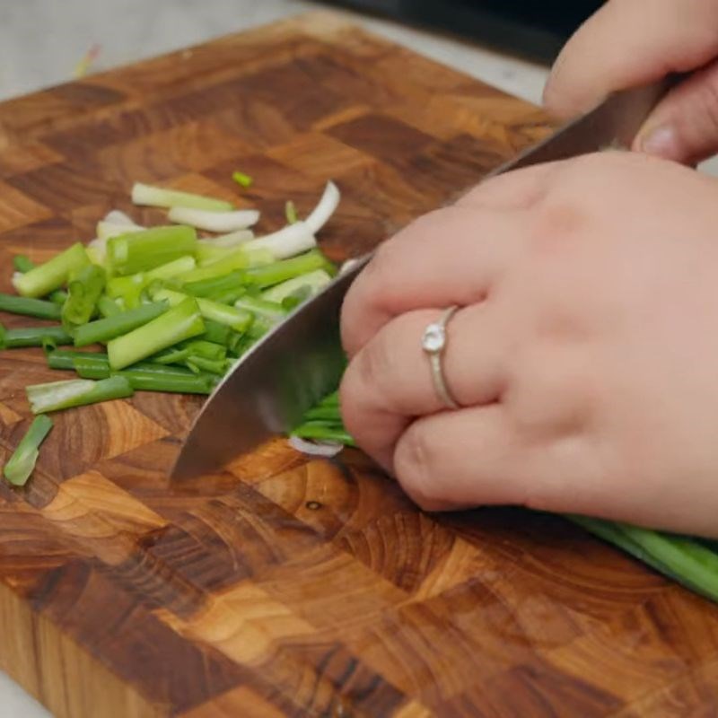 Bước 2 Sơ chế cà chua, hành khô và hành lá lẩu riêu cua bắp bò sườn sụn