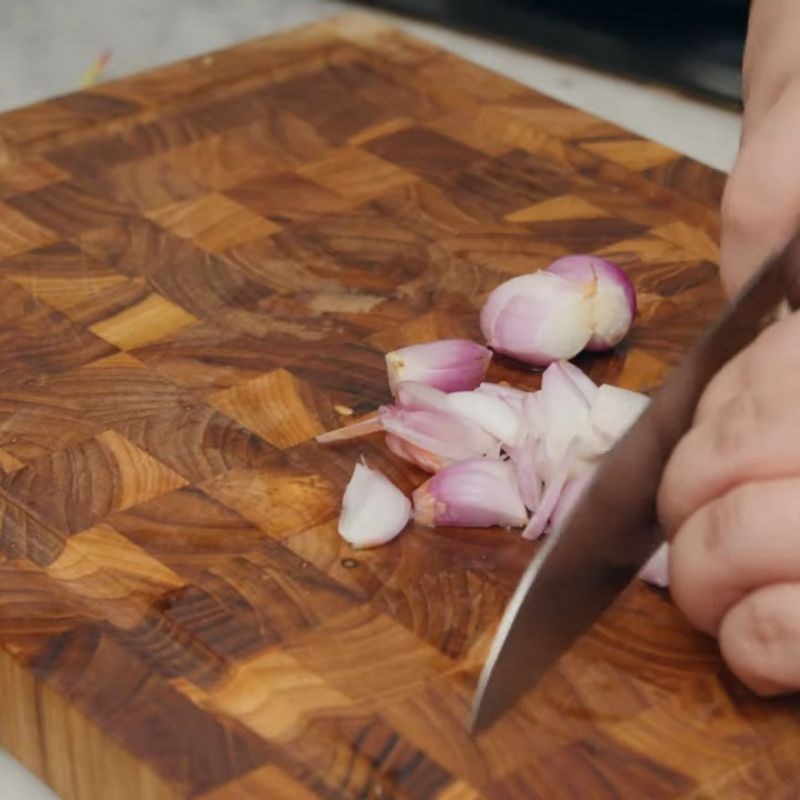 Bước 2 Sơ chế cà chua, hành khô và hành lá lẩu riêu cua bắp bò sườn sụn