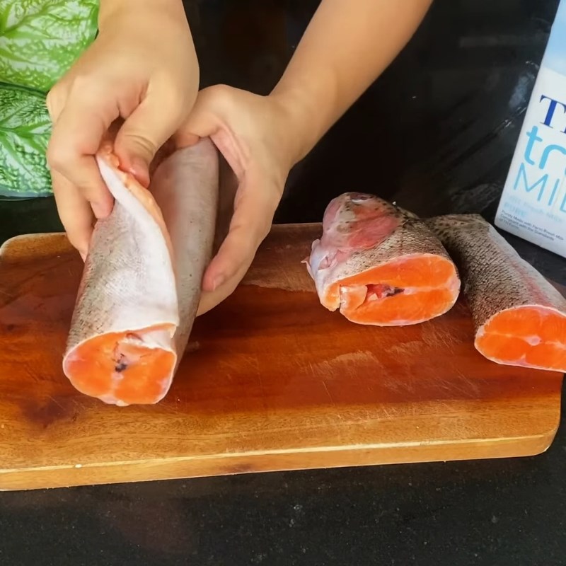 Bước 1 Sơ chế cá hồi Chà bông cá hồi