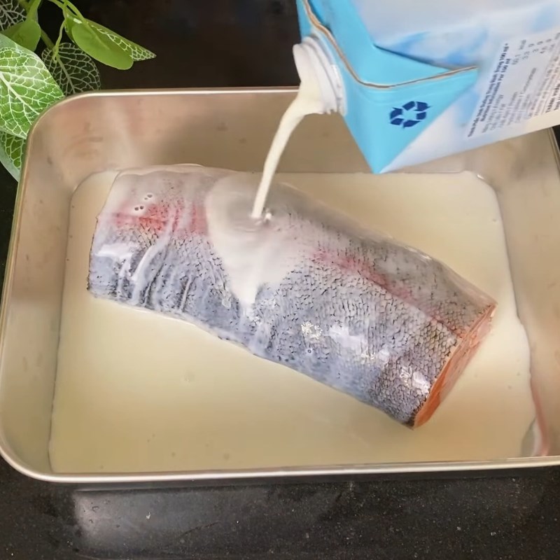 Bước 1 Sơ chế cá hồi Chà bông cá hồi