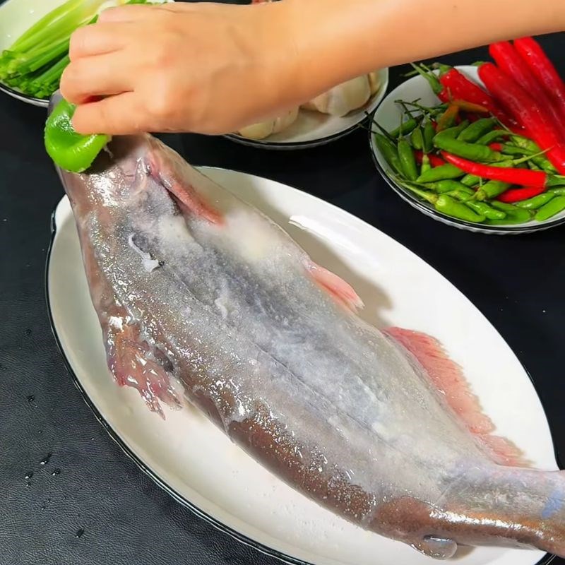 Bước 1 Sơ chế cá hú đúng cách cá hú kho lạt