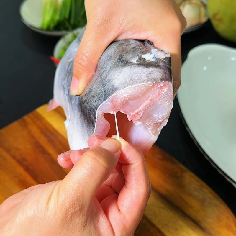 Bước 1 Sơ chế cá hú đúng cách cá hú kho lạt