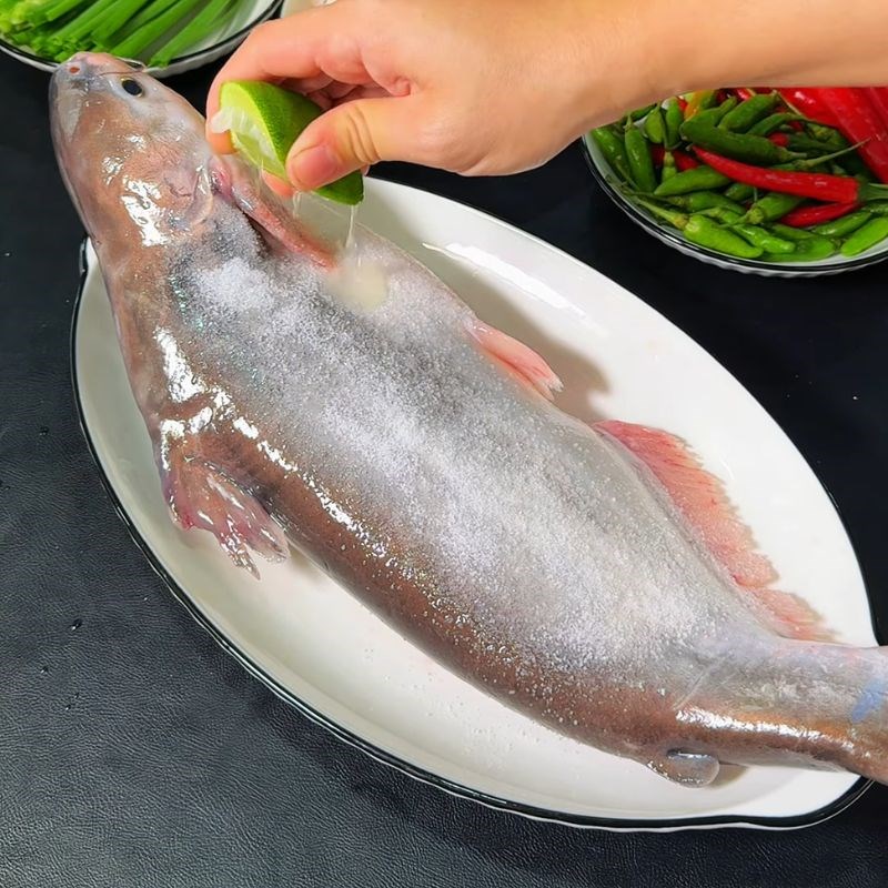 Bước 1 Sơ chế cá hú đúng cách cá hú kho lạt
