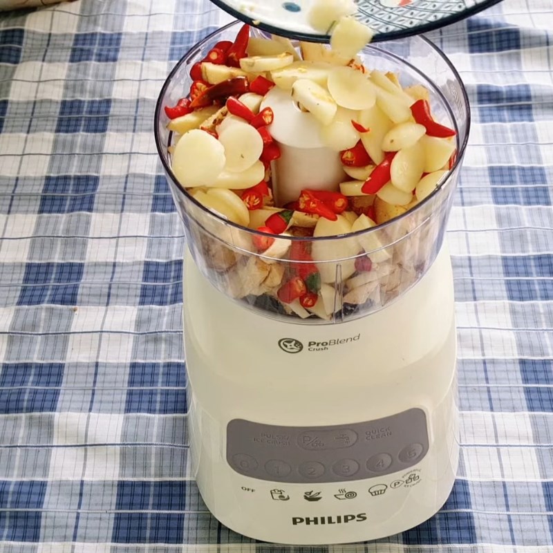 Bước 3 Sơ chế cà và các loại gia vị Cà teo ngâm mắm