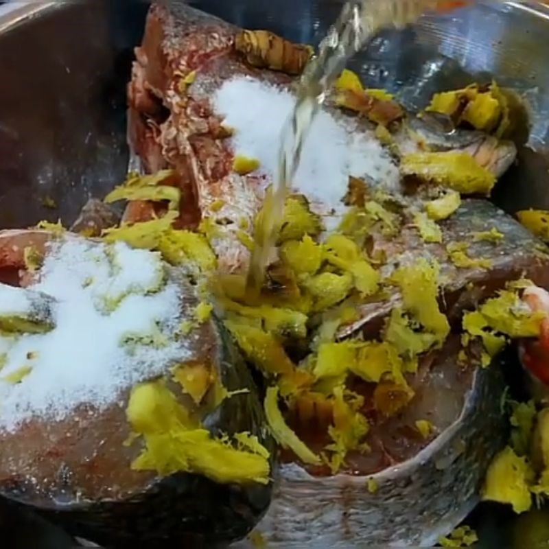 Bước 1 Sơ chế cá vược sạch sẽ lẩu cá vược