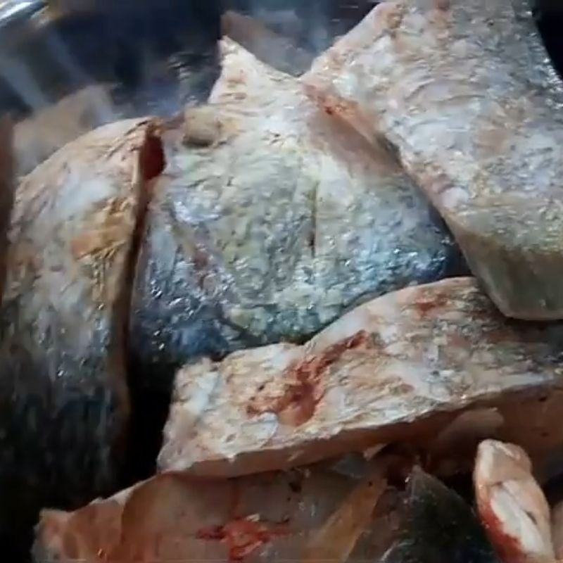 Bước 1 Sơ chế cá vược sạch sẽ lẩu cá vược