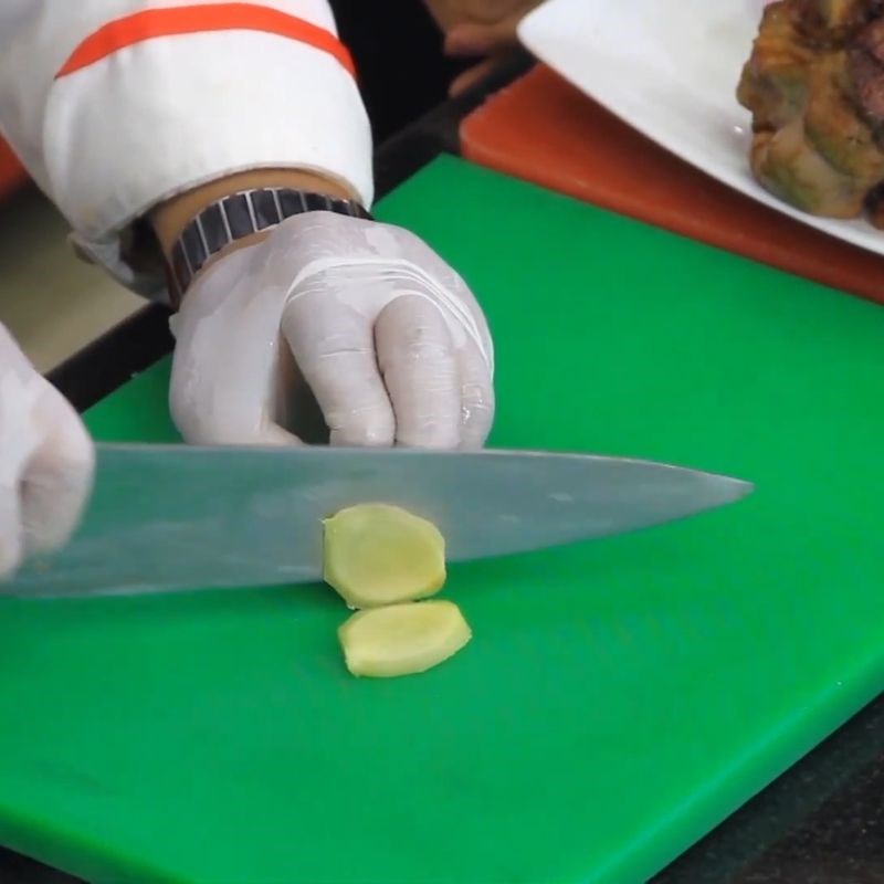 Bước 2 Sơ chế các nguyên liệu nấu nước hầm Giò heo hầm tóc tiên