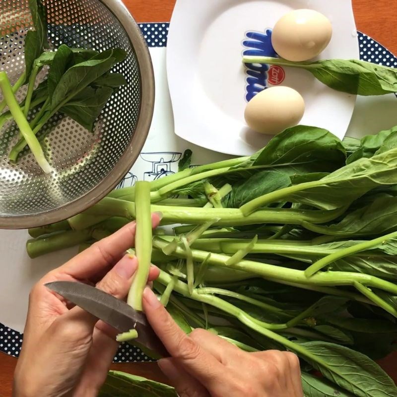 Bước 1 Sơ chế cải ngồng ngồng cải luộc chấm trứng
