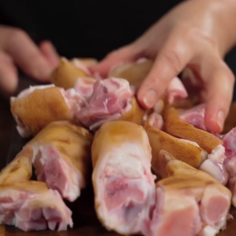 Bước 2 Sơ chế chân giò Chân giò giả cầy không cần mẻ