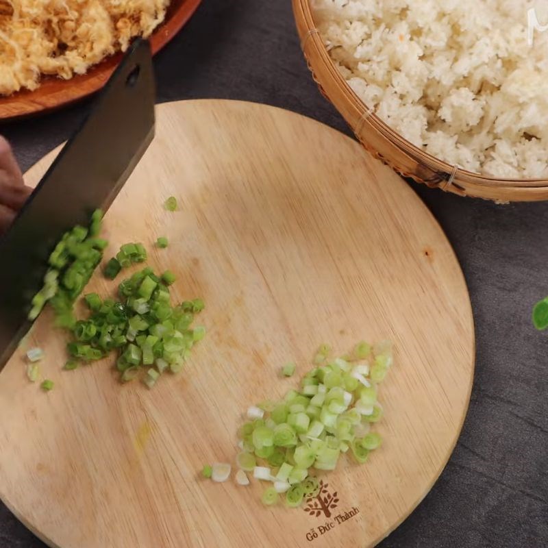 Bước 1 Sơ chế cơm khô và hành lá cơm cháy từ cơm nguội