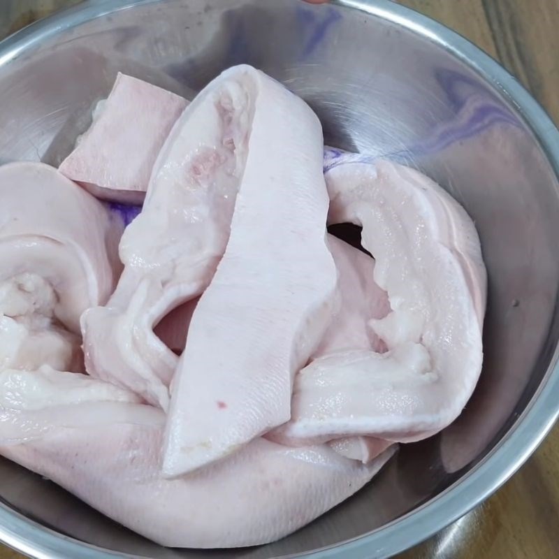 Bước 1 Sơ chế da heo tóp mỡ da giòn