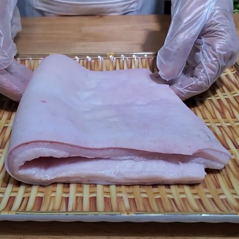 Bước 1 Sơ chế da heo sạch sẽ tóp mỡ da heo chiên giòn