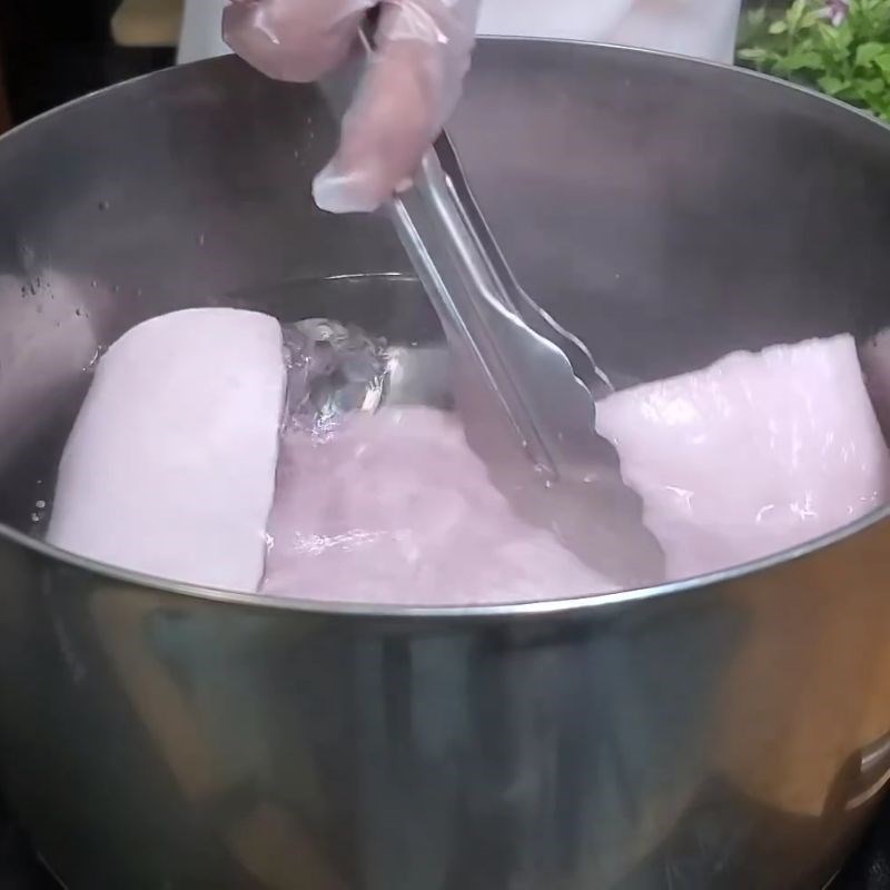 Bước 1 Sơ chế da heo sạch sẽ tóp mỡ da heo chiên giòn