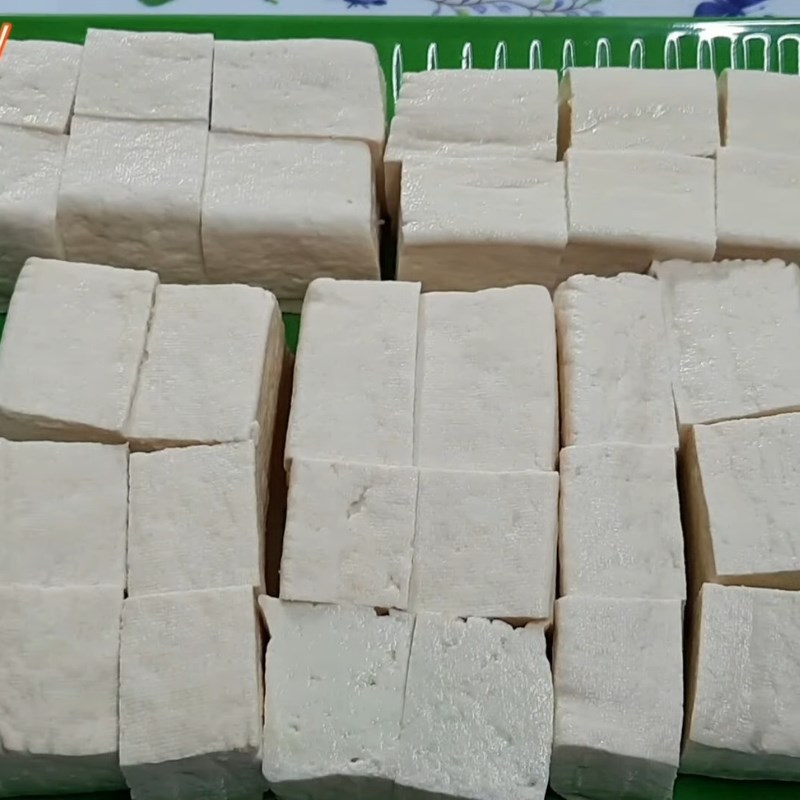 Bước 1 Sơ chế đậu hũ và cắt miếng vừa ăn Đậu sốt chua ngọt