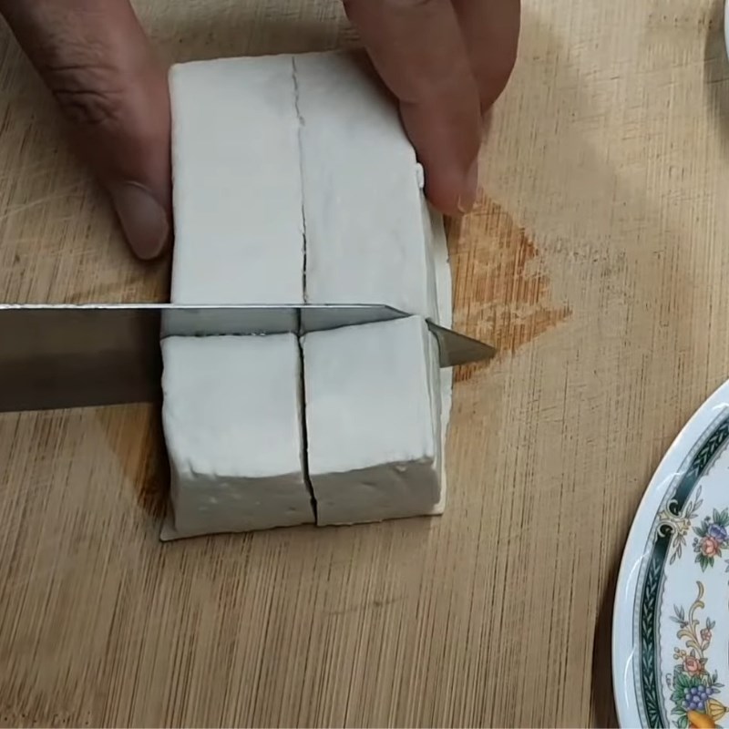 Bước 1 Sơ chế đậu hũ và cắt miếng vừa ăn Đậu sốt chua ngọt