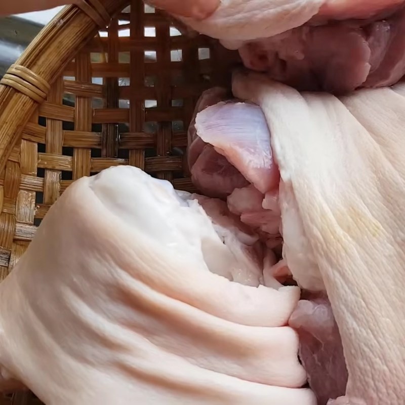 Bước 1 Sơ chế giò heo Giò heo phá lấu