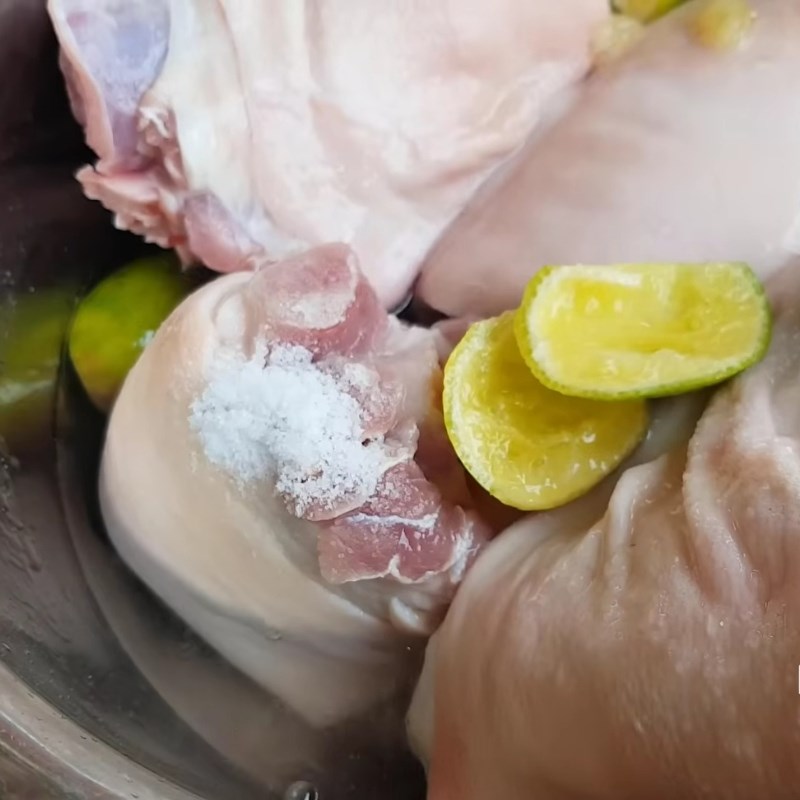 Bước 1 Sơ chế giò heo Giò heo phá lấu