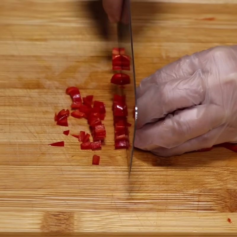 Bước 3 Sơ chế hành, ớt và tỏi băm tôm xóc tỏi