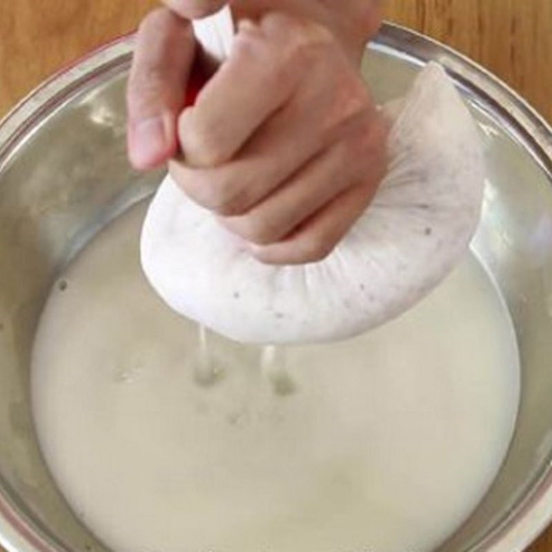 Bước 1 Sơ chế lá dứa và vắt nước cốt dừa tươi ngon Bánh lọt lá dứa