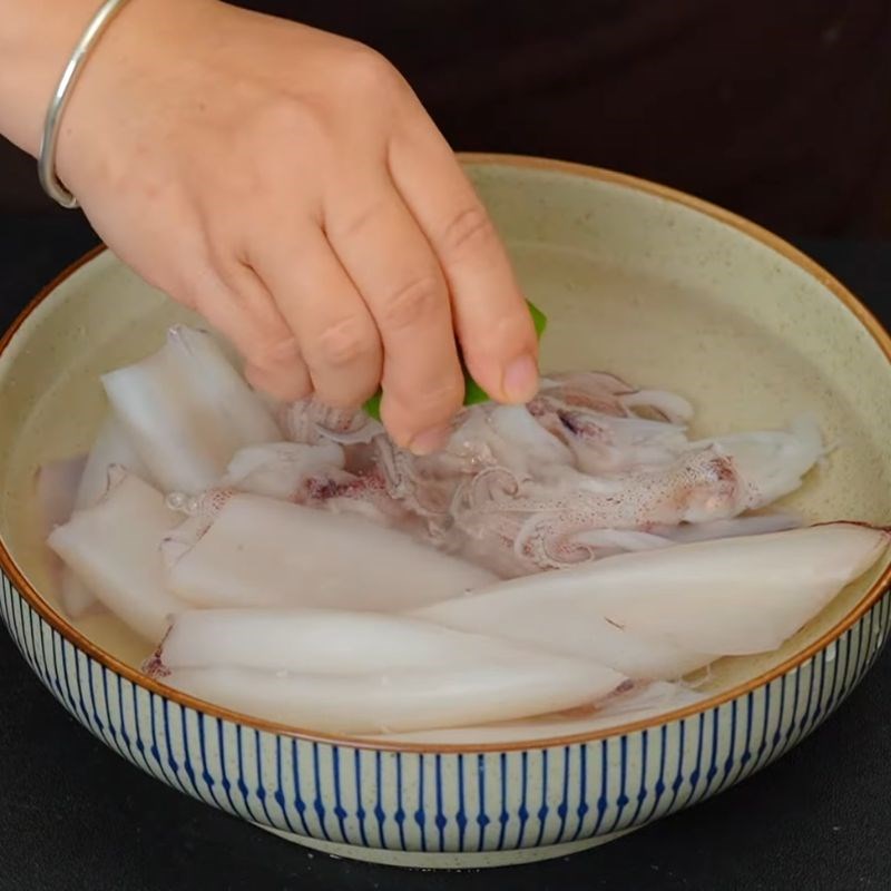 Bước 1 Sơ chế mực và rau củ mực xào ngon giòn