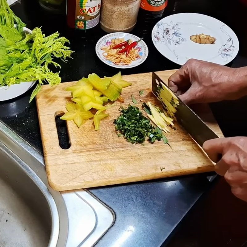 Bước 1 Sơ chế nguyên liệu canh rươi khế chua