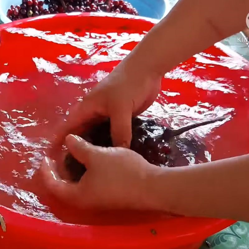 Bước 1 Sơ chế nho rừng Nho ngâm rượu trắng