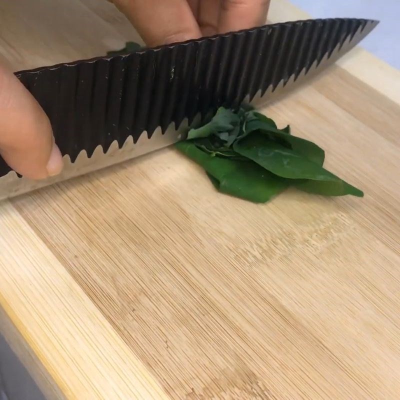 Bước 4 Sơ chế rau ngót cháo chim bồ câu cho bé