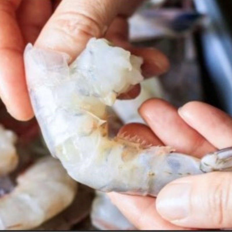 Bước 1 Sơ chế thịt và tôm Xúc xích cho bé