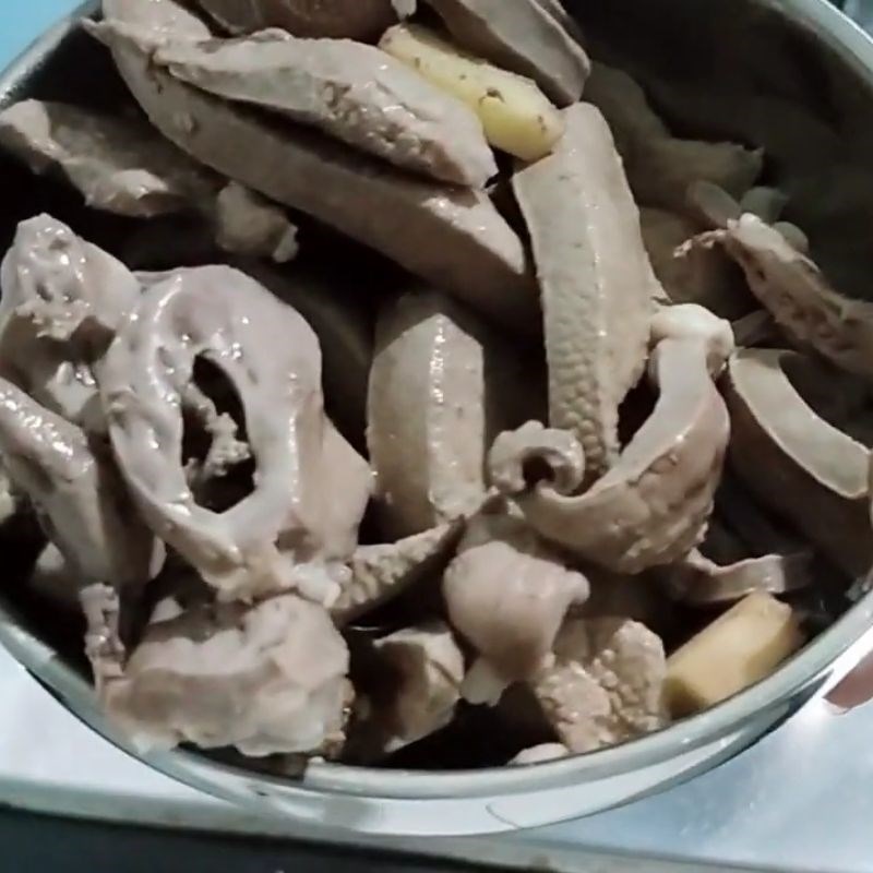 Bước 1 Sơ chế tim heo và gan heo Lẩu ngọt thập cẩm