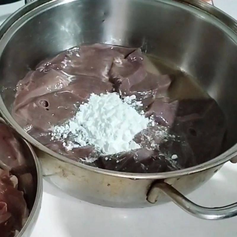 Bước 1 Sơ chế tim heo và gan heo Lẩu ngọt thập cẩm