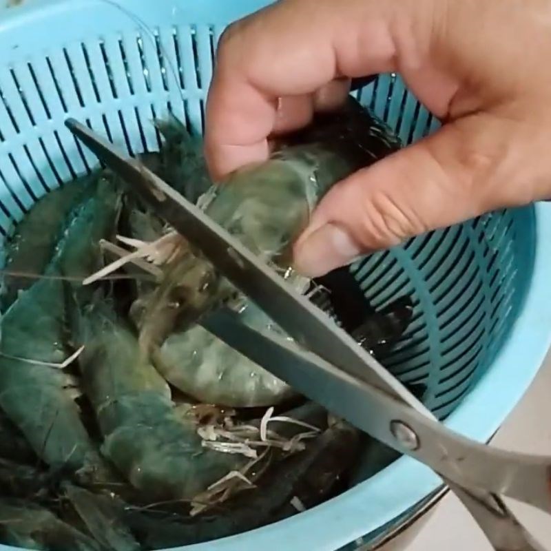 Bước 2 Sơ chế tôm và bạch tuộc Lẩu ngọt thập cẩm