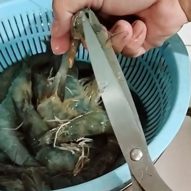 Bước 2 Sơ chế tôm và bạch tuộc Lẩu ngọt thập cẩm