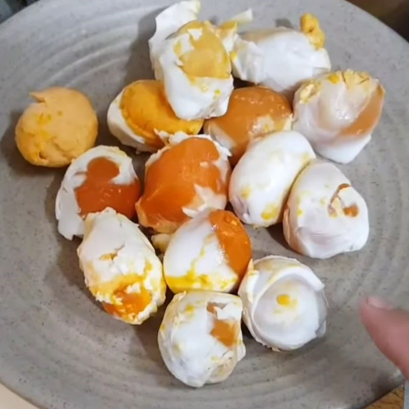 Bước 1 Sơ chế trứng muối và chuẩn bị nguyên liệu sốt trứng muối hoàng kim