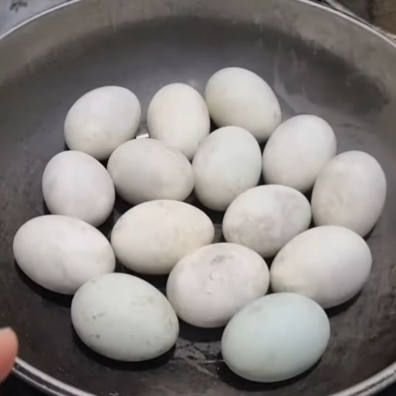 Bước 1 Sơ chế trứng muối và chuẩn bị nguyên liệu sốt trứng muối hoàng kim