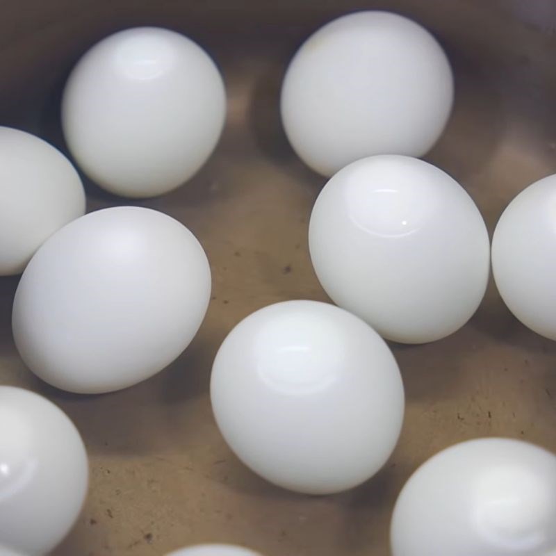 Bước 1 Sơ chế trứng vịt lộn và luộc sơ lần 1 trứng vịt lộn luộc