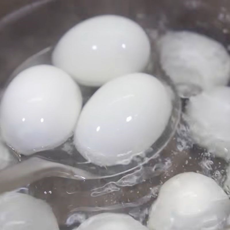 Bước 1 Sơ chế trứng vịt lộn và luộc sơ lần 1 trứng vịt lộn luộc