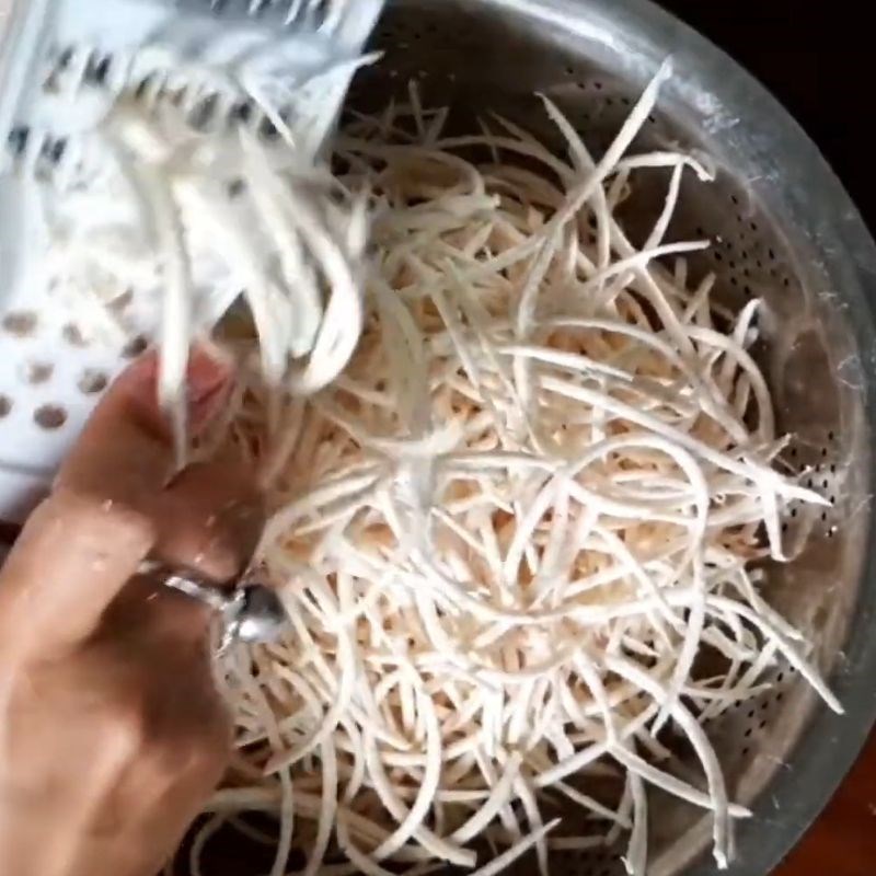 Bước 1 Sơ chế và bào sợi khoai môn Chả giò miền Tây