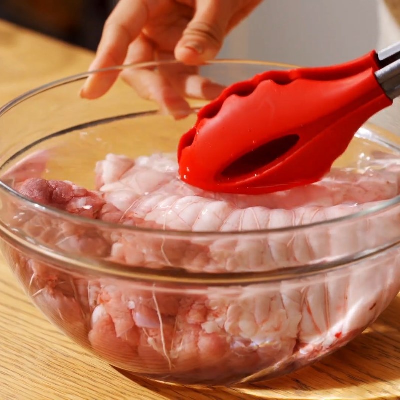 Bước 1 Sơ chế và chần thịt Chân giò hầm Hàn Quốc