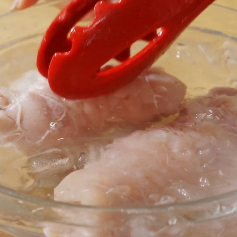 Bước 1 Sơ chế và chần thịt Chân giò hầm Hàn Quốc