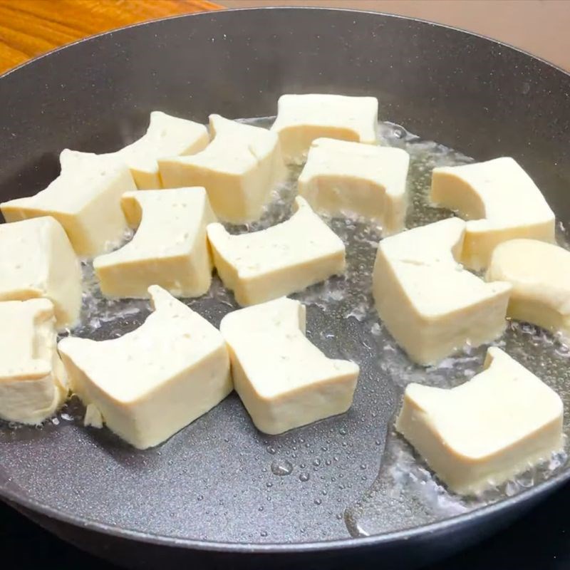 Bước 1 Sơ chế và chiên sơ đậu phụ thịt rang đậu