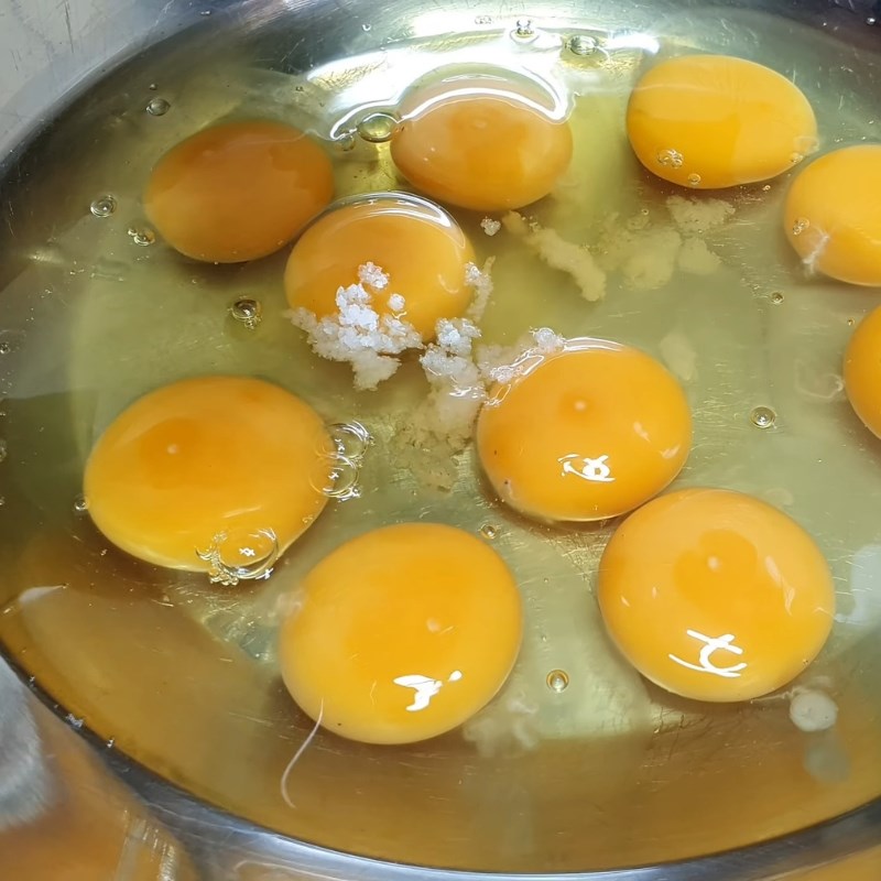 Bước 1 Sơ chế và đánh bông trứng Bánh bông lan truyền thống